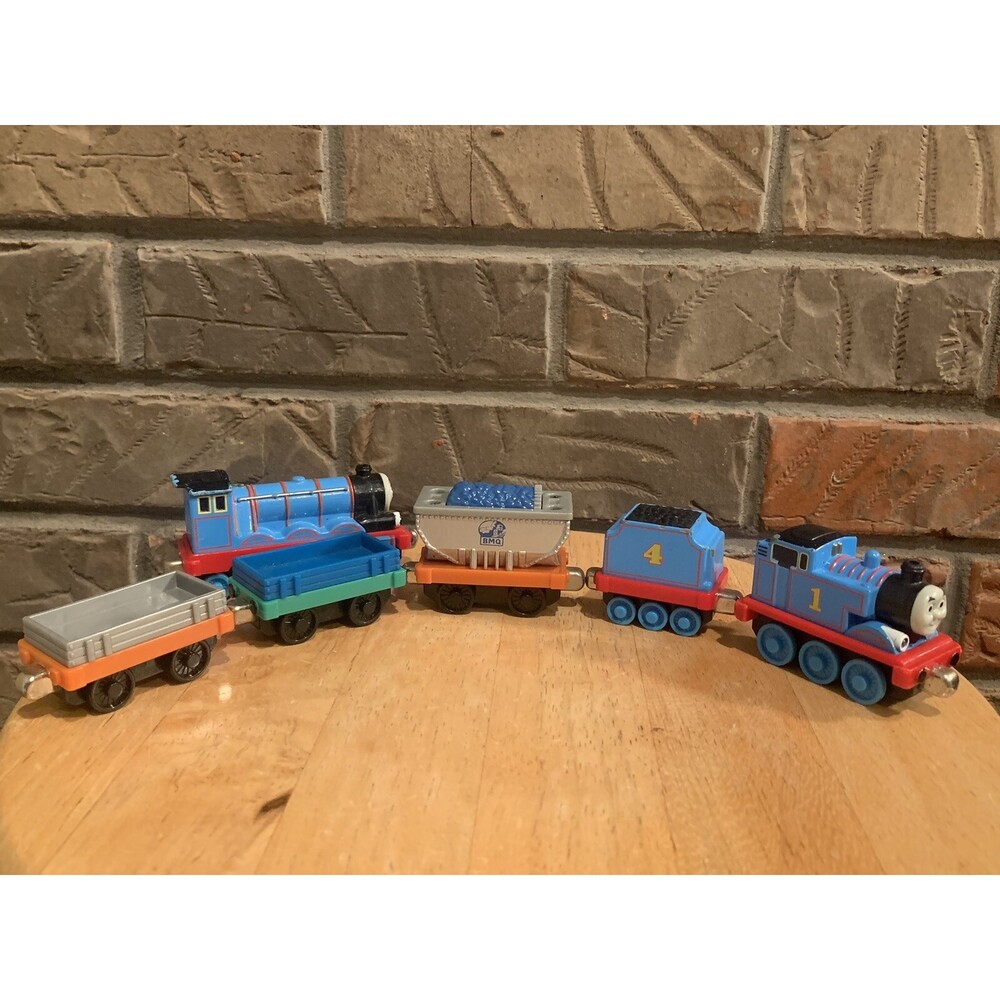 Thomas The Train Metal Magnetic Train 2 Engines/ 4 Cars